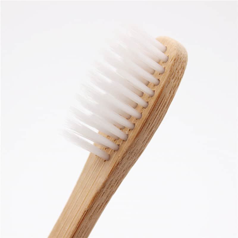 Натуральная бамбуковая зубная щетка с щетиной белого цвета