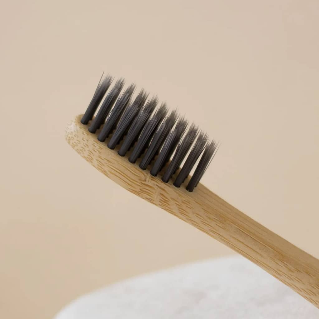 Натуральная бамбуковая зубная щетка с щетиной черного цвета