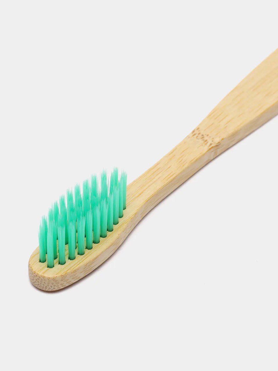 Натуральная бамбуковая зубная щетка с щетиной мятного цвета
